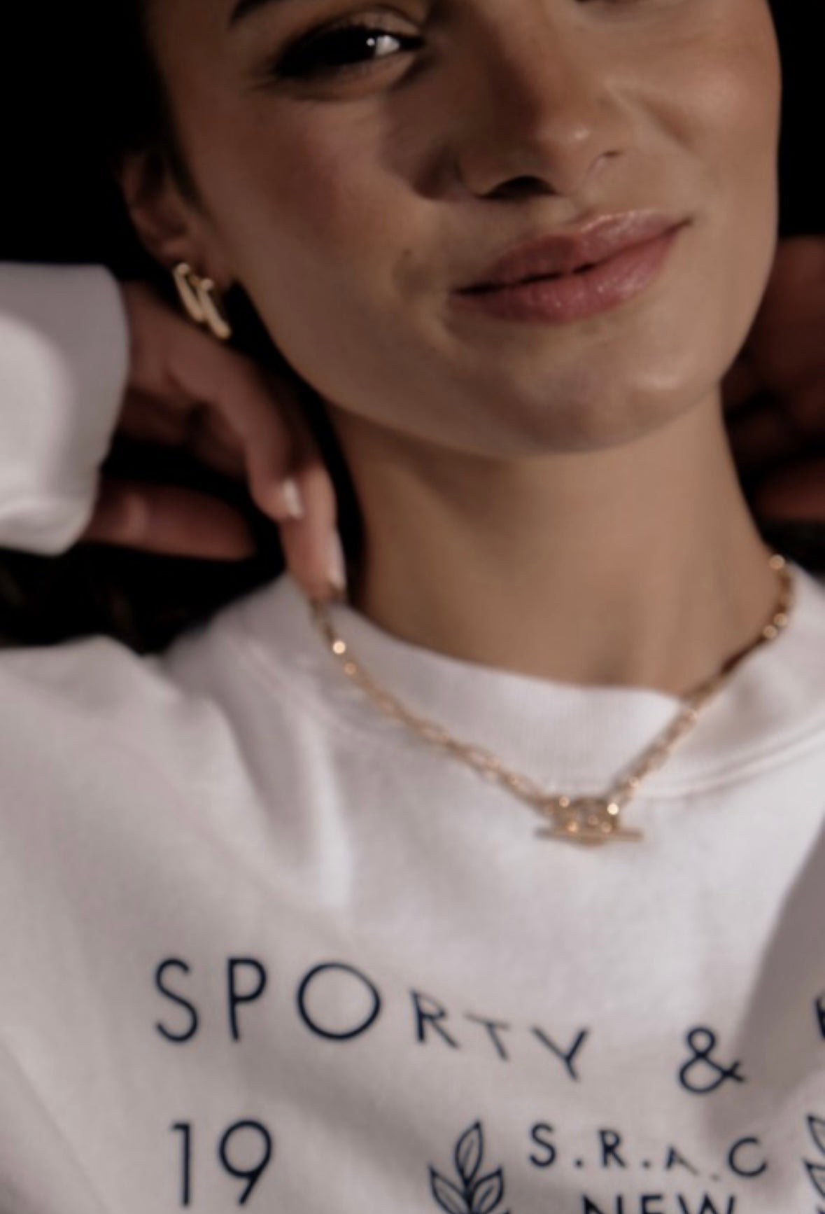 A person wearing a white sweatshirt and a gold necklace with a Chunky Link and Round Hook Toggle.